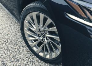 Lexus ES300h with Digital Door Monitors 2020 года  (UK)